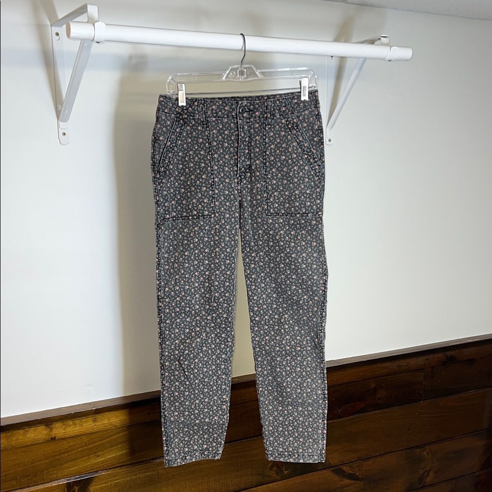 AEO Black Dainty Floral Buttonfly Pants- 6